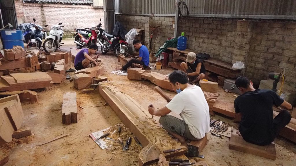 Hình ảnh thợ gia công nhà gỗ cổ truyền Bắc Bộ 