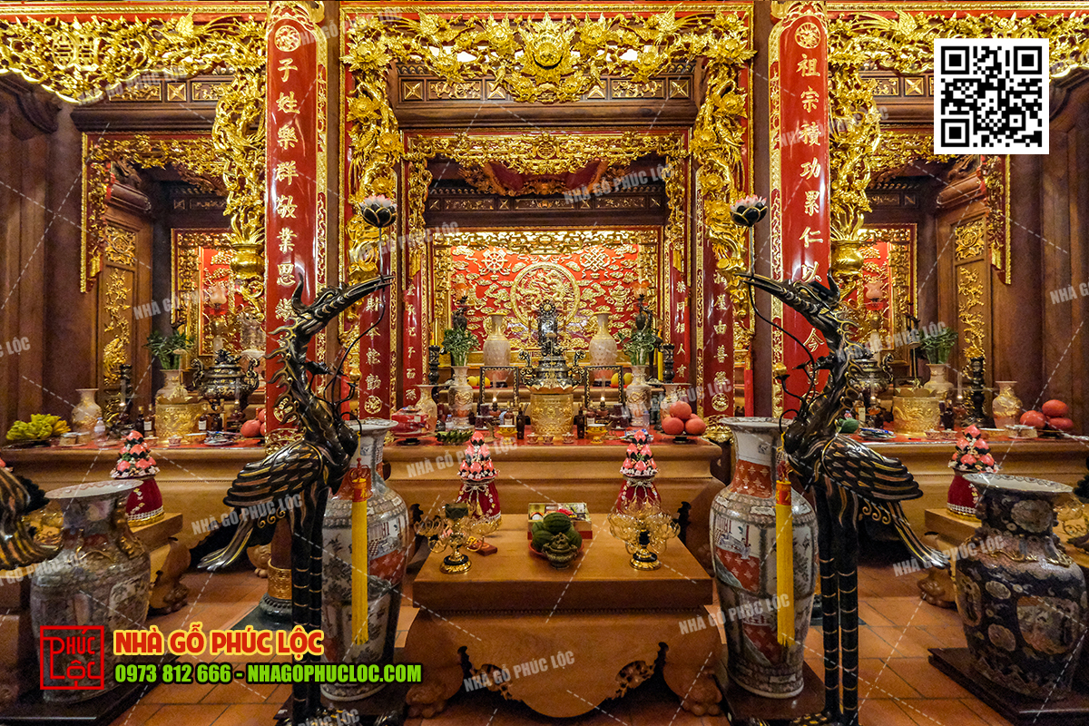 Hoành phi và câu đối trong căn nhà gỗ