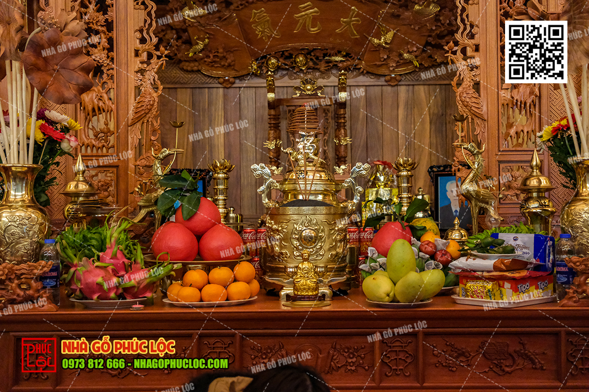 Các thành viên trong gia đình thắp nhang ông bà tổ tiên