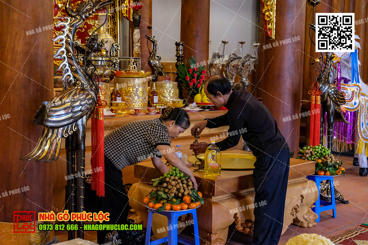 Mọi người chuẩn bị mâm cúng