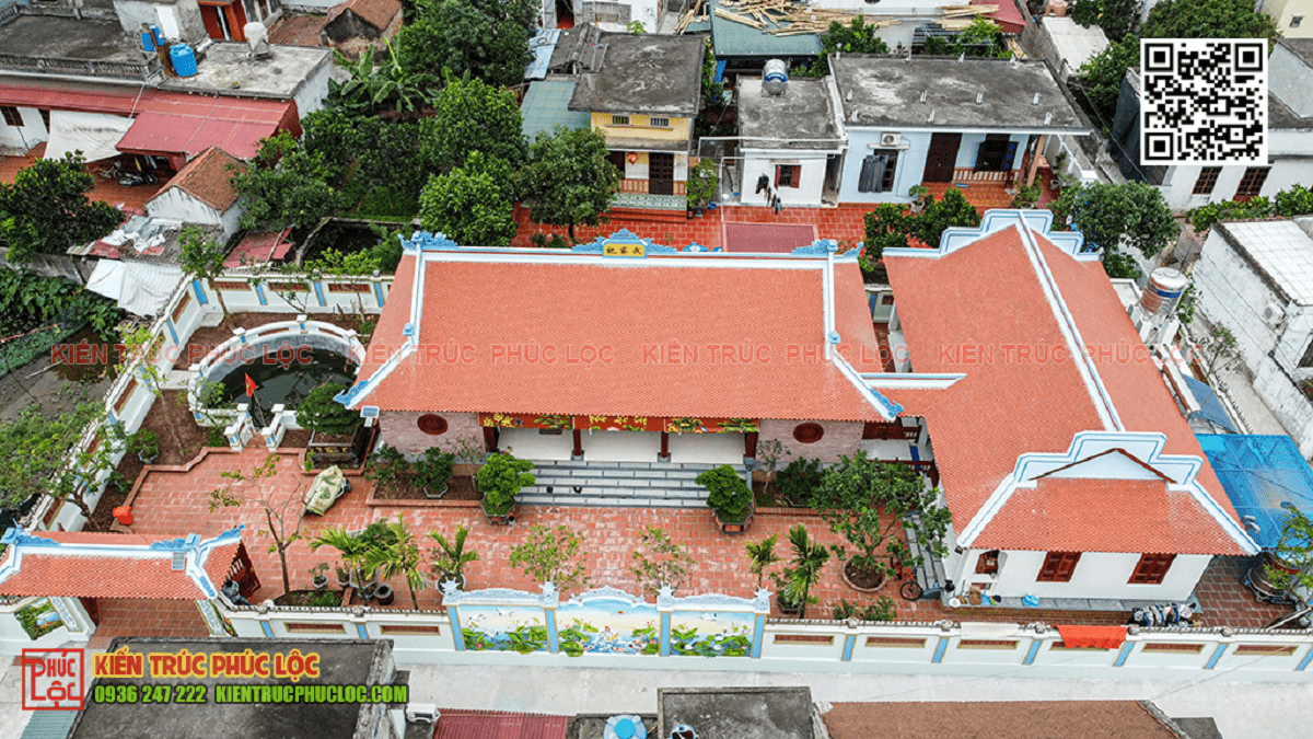 Gian chái nhà gỗ được xây nối liền với một bên nhà chính